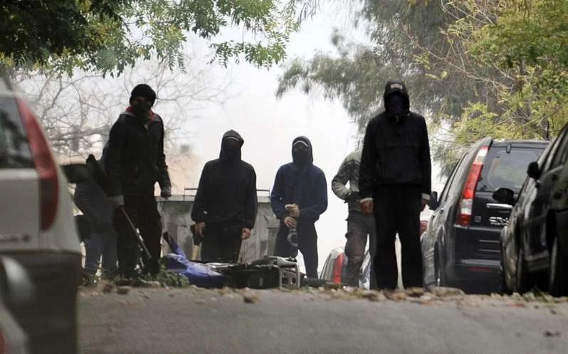 Σακάτεψαν στο ξύλο τα… ορφανά του Σόρος οι πατριώτες της Ιταλίας – Ντου και μπουνιές – Βίντεο